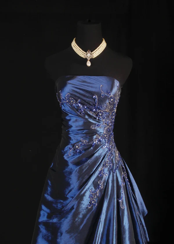 Robe de bal longue bleu marine à col en V et perles J8601