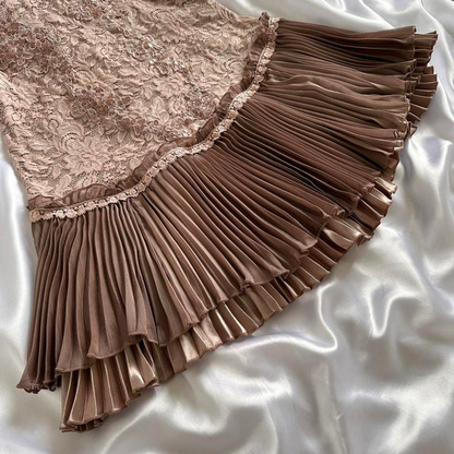 Robe d'anniversaire courte plissée en dentelle à bretelles spaghetti et coupe trapèze J8147