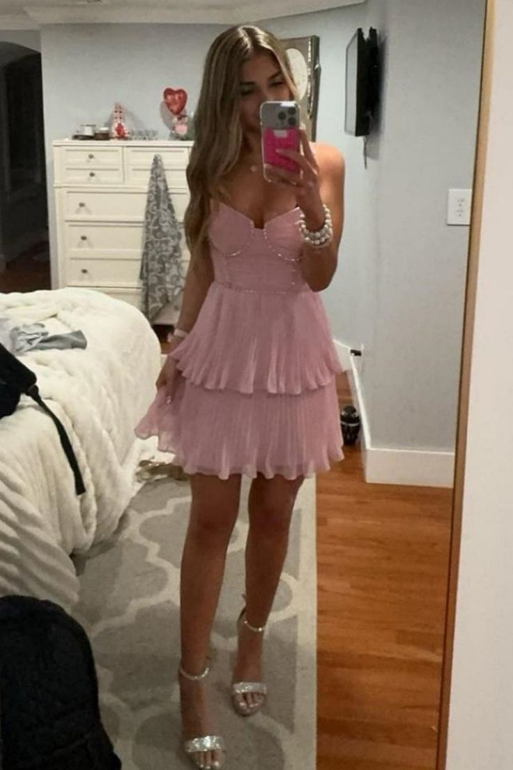 Robe courte en mousseline de soie rose à bretelles et perles J7513
