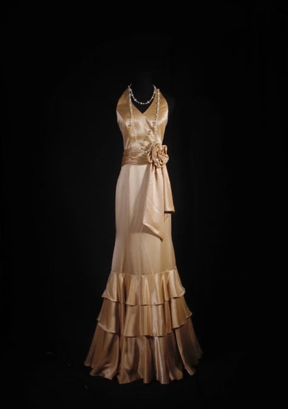 Robe de soirée en satin à dos nu et à volants style sirène J7063