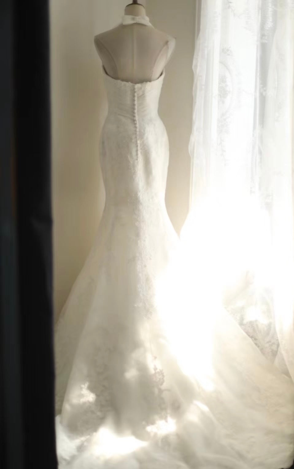 Neckholder-Brautkleid aus weißer Spitze, Meerjungfrau-Brautkleid J7982