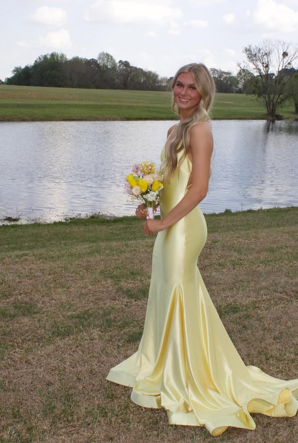 Robe de soirée longue sirène jaune dos nu en satin J7897