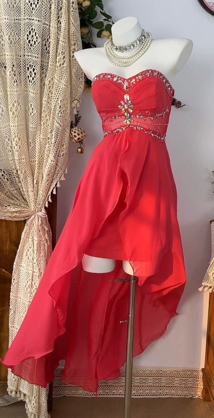 Robe de soirée trapèze rouge à perles, décolleté en cœur, J7050