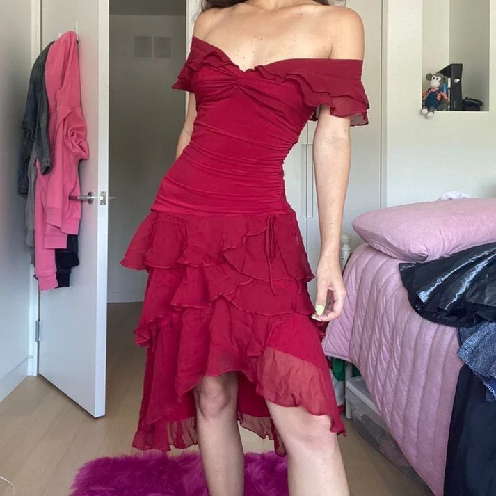 Robe d'anniversaire bordeaux en mousseline à volants et épaules dénudées J7271