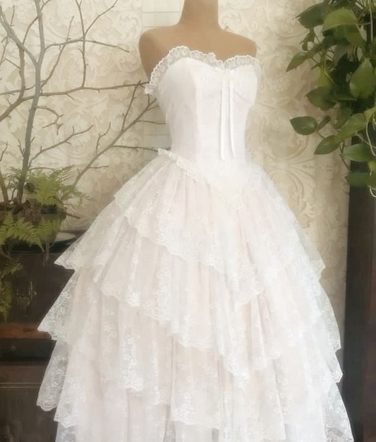 Robe de mariée trapèze à volants et décolleté en cœur, en dentelle, J8177