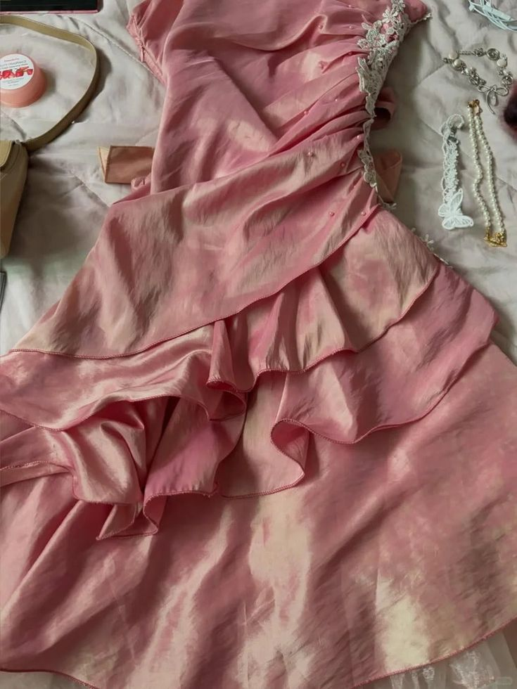 Rosa Spaghettiträger-Heimkehrkleid mit Laser-Rüschen J7604