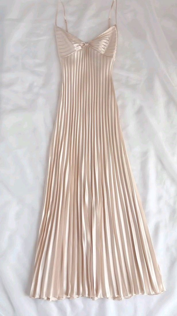 Robe de bal longue plissée à bretelles spaghetti champagne J8604