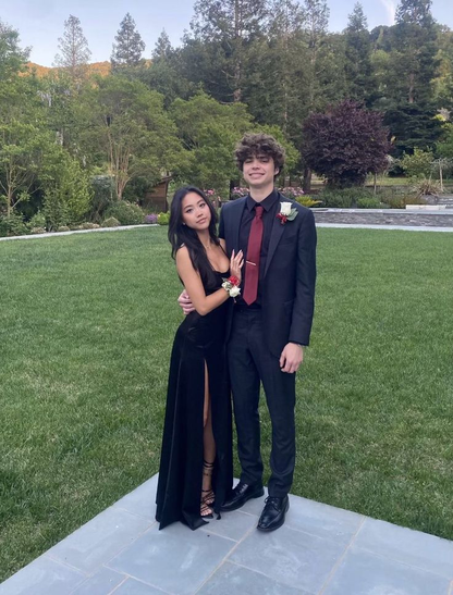 Schwarzes langes Ballkleid in A-Linie aus Samt mit Schlitz 2508