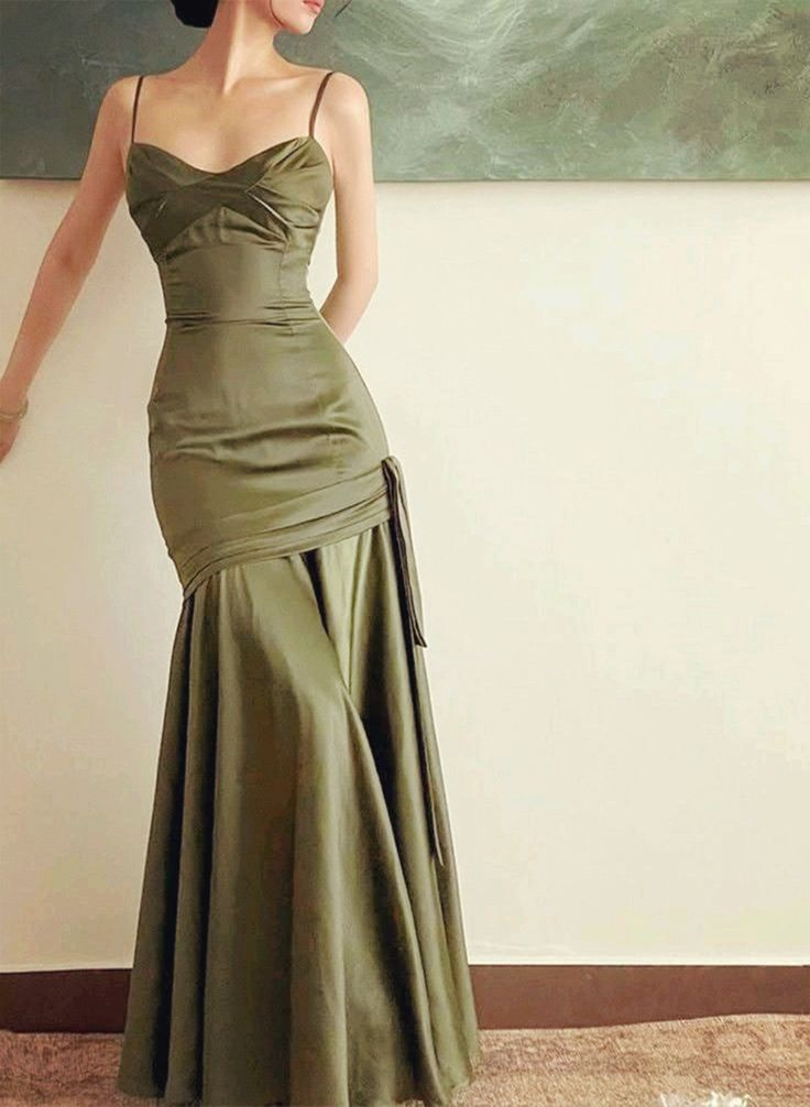 Robe de soirée sirène longue en satin vert à bretelles spaghetti J2604