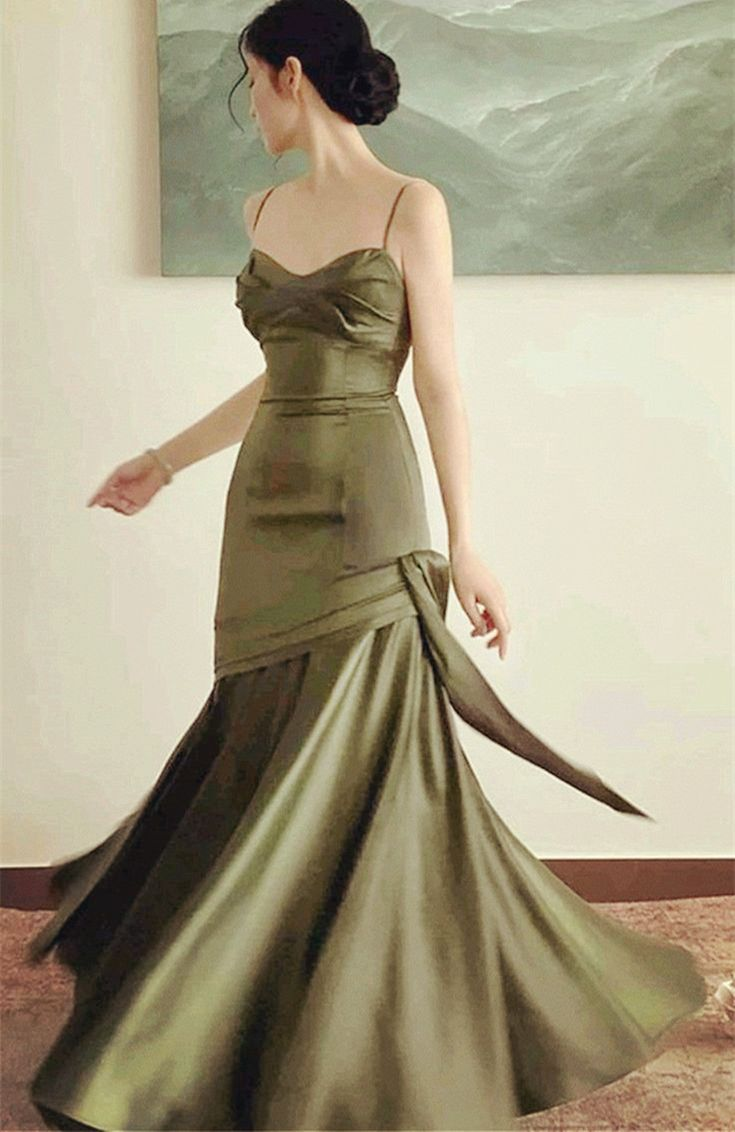 Robe de soirée sirène longue en satin vert à bretelles spaghetti J2604