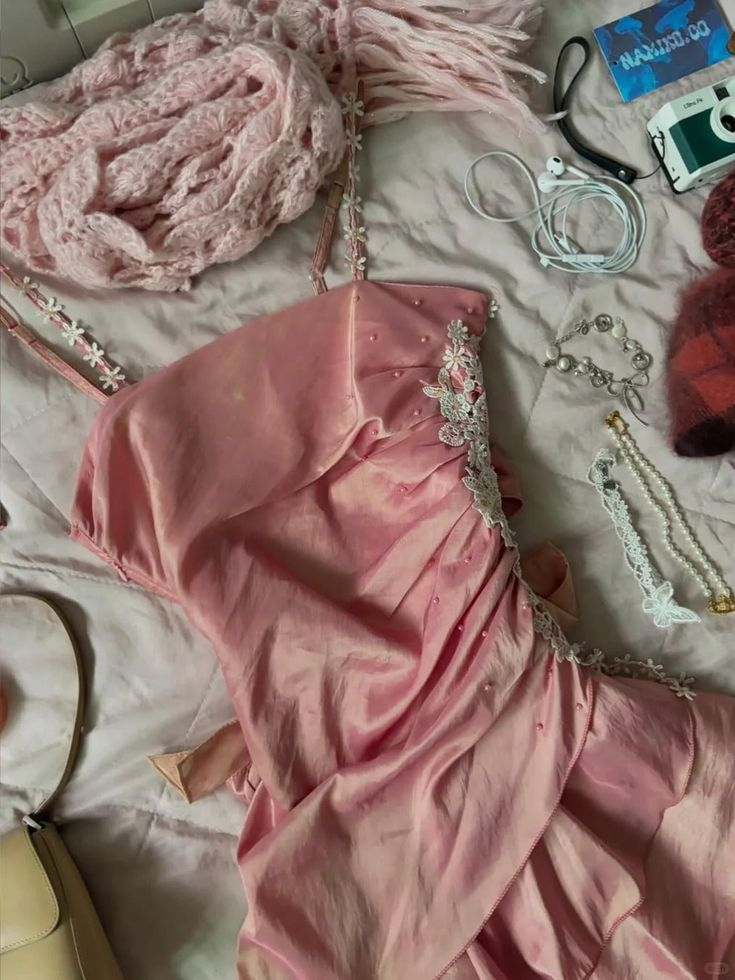 Rosa Spaghettiträger-Heimkehrkleid mit Laser-Rüschen J7604