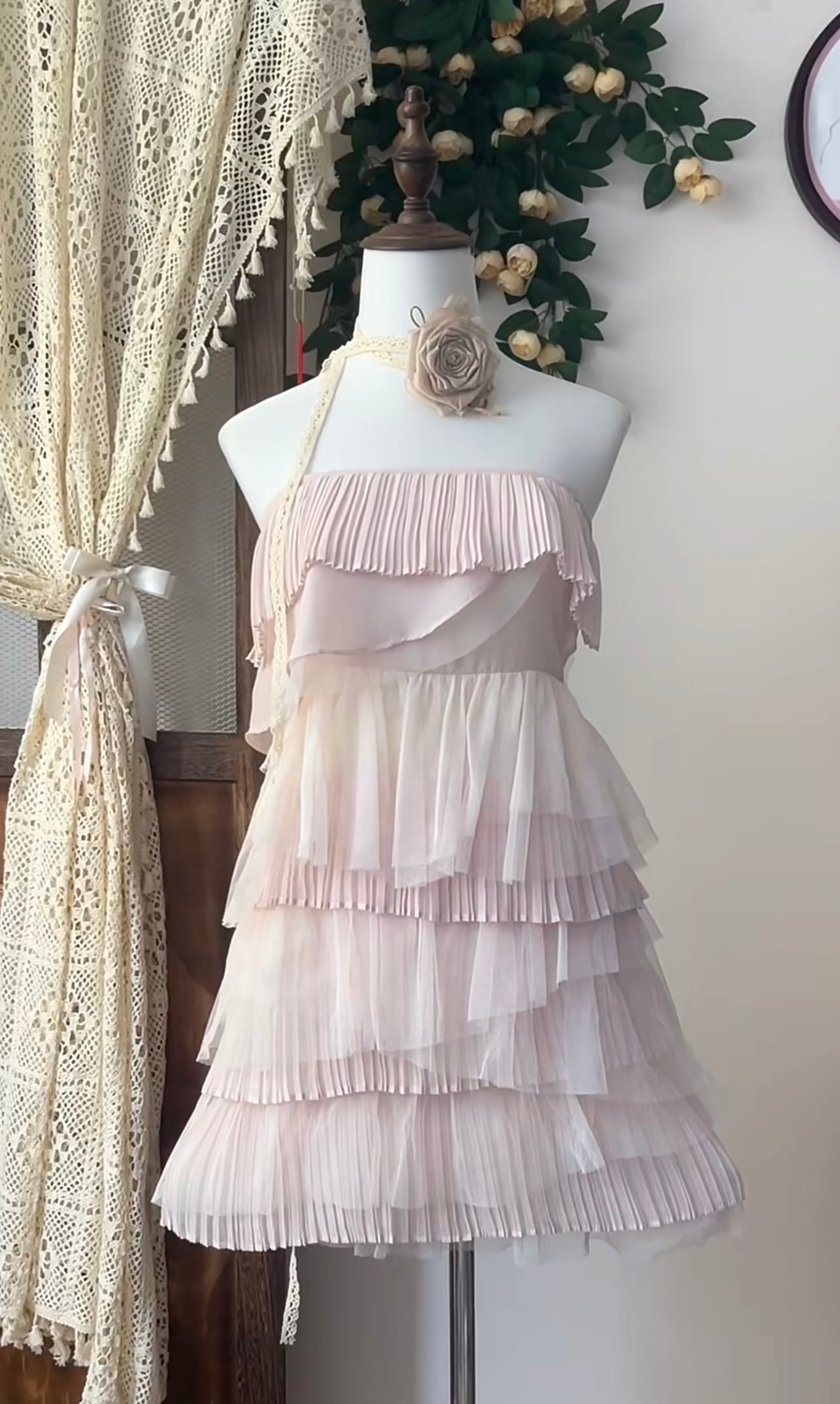 Trägerloses A-Linien-Heimkehrkleid in Rosa mit Plissee, kurzes formelles Partykleid J7061