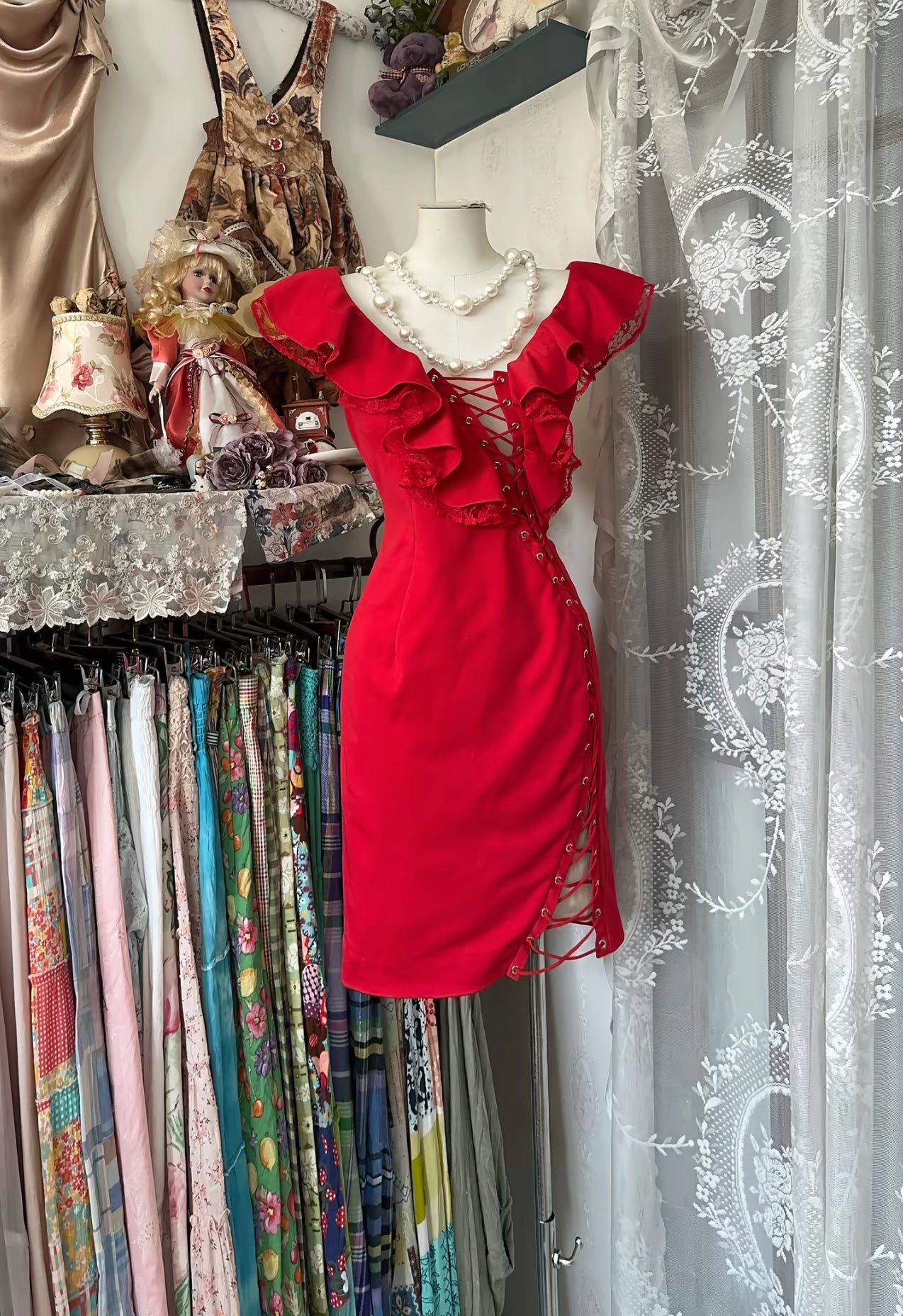 Rotes Etuikleid, kurzes Abendkleid mit Rüschenärmeln, Geburtstagskleid J8517