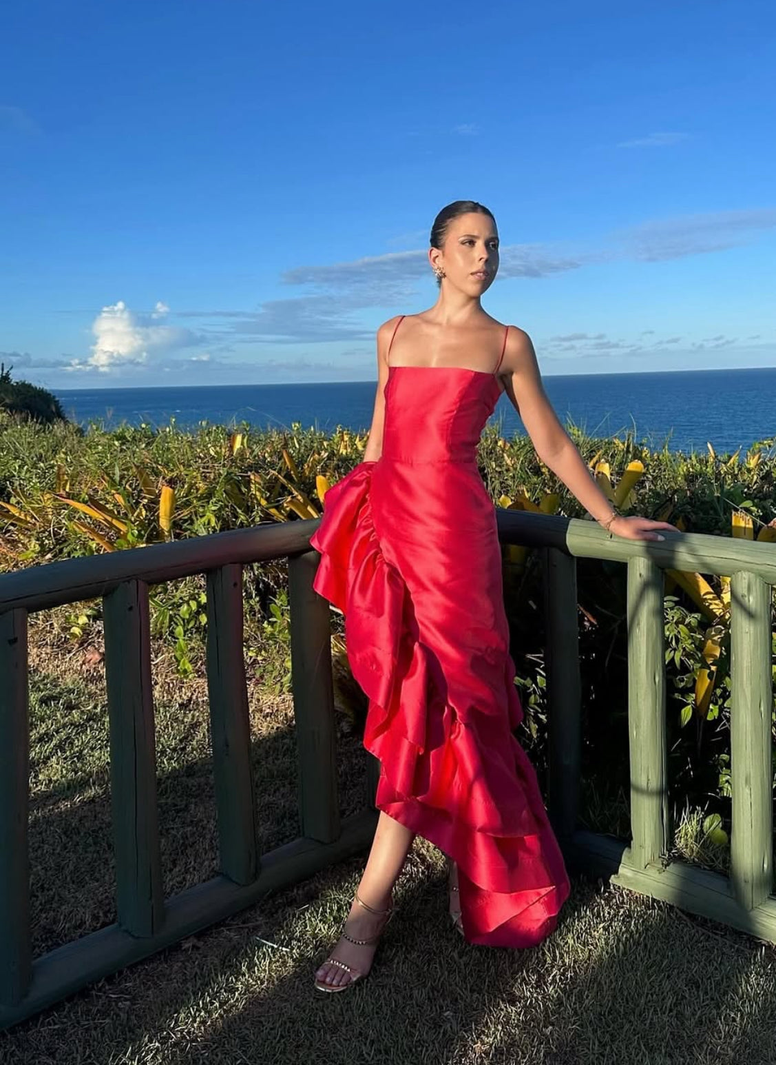 Robe de bal rouge à bretelles spaghetti et volants en satin pour invitée de mariage J7790