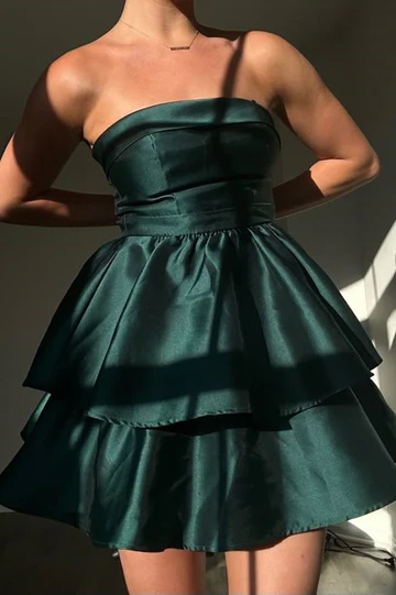 Grünes trägerloses A-Linien-Mini-Heimkehrkleid aus Satin mit Lagenmuster J6958