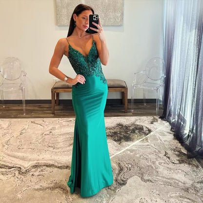 Langes Meerjungfrau-Ballkleid aus grünem Satin mit Spaghettiträgern und Applikationen J2819