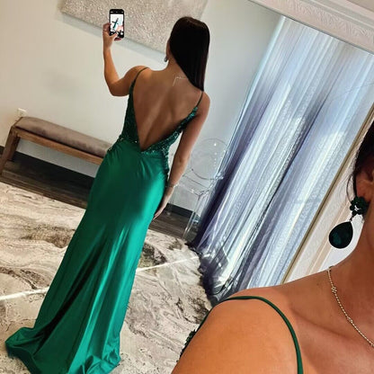 Langes Meerjungfrau-Ballkleid aus grünem Satin mit Spaghettiträgern und Applikationen J2819