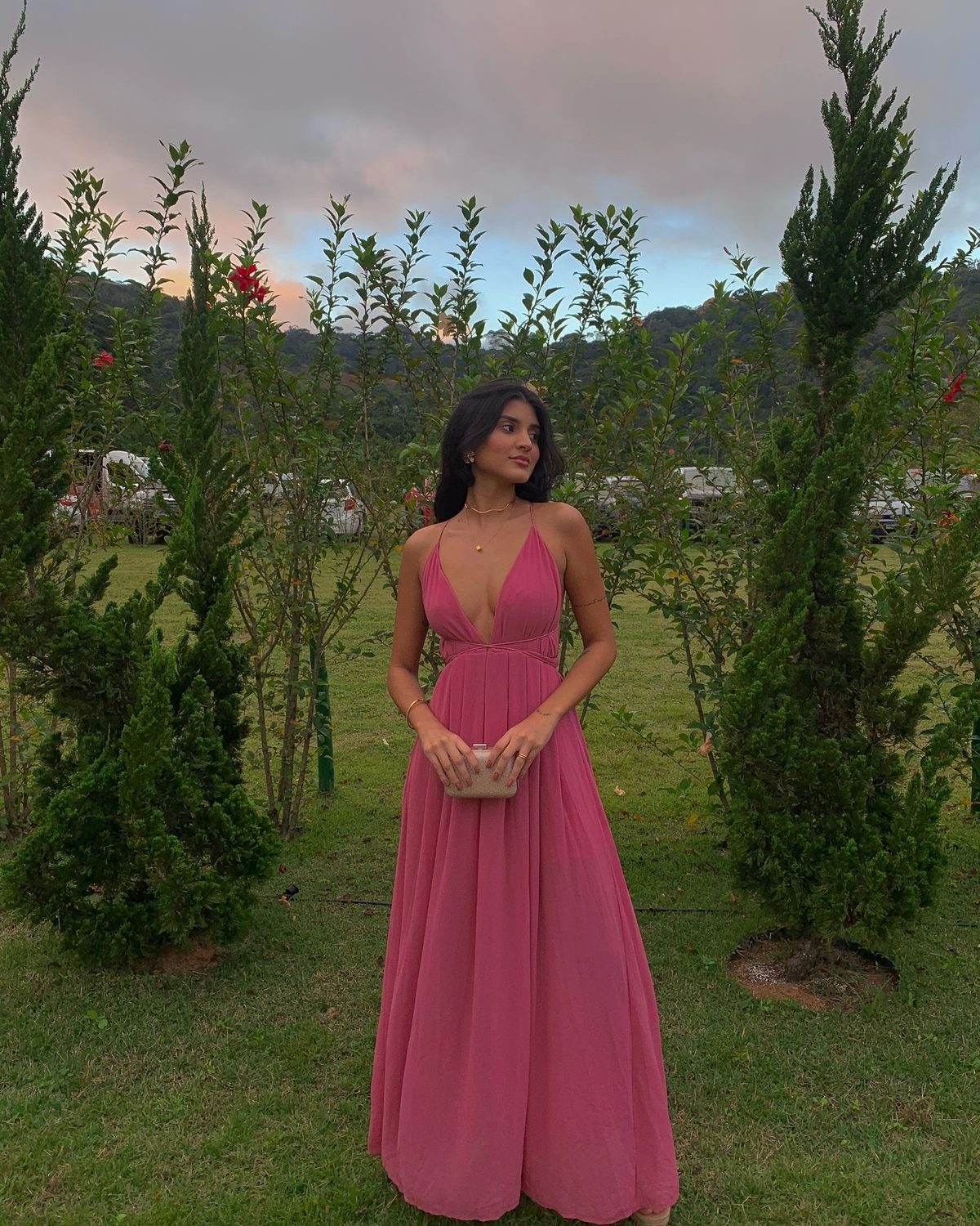 Robe de soirée rose à col en V et coupe trapèze pour invité de mariage J7393