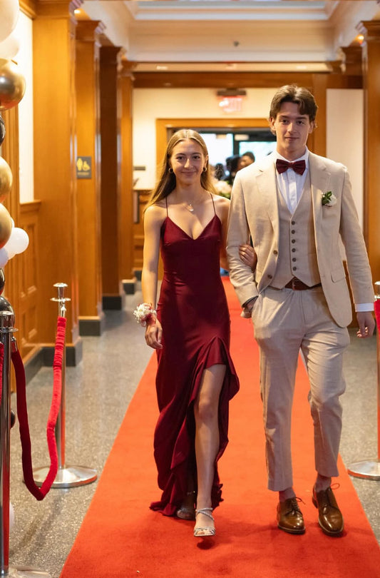 Langes rotes Ballkleid mit Spaghettiträgern und Rüschen J7883