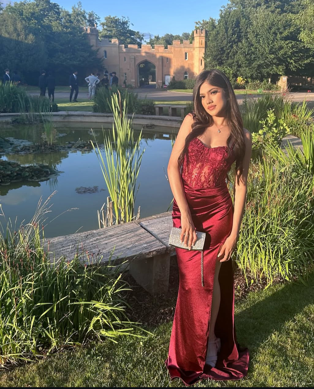 Robe de soirée longue sirène bordeaux à appliques et décolleté en cœur J7859