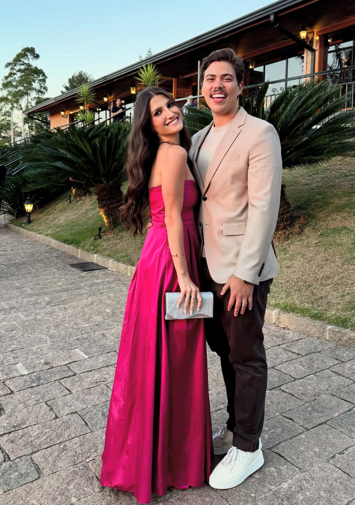 pink and red wedding guest dress Pink & burgundy with a stretch back This would be such a pretty wedding guest outfit Let me know if you want a link for it, it comes in sizes