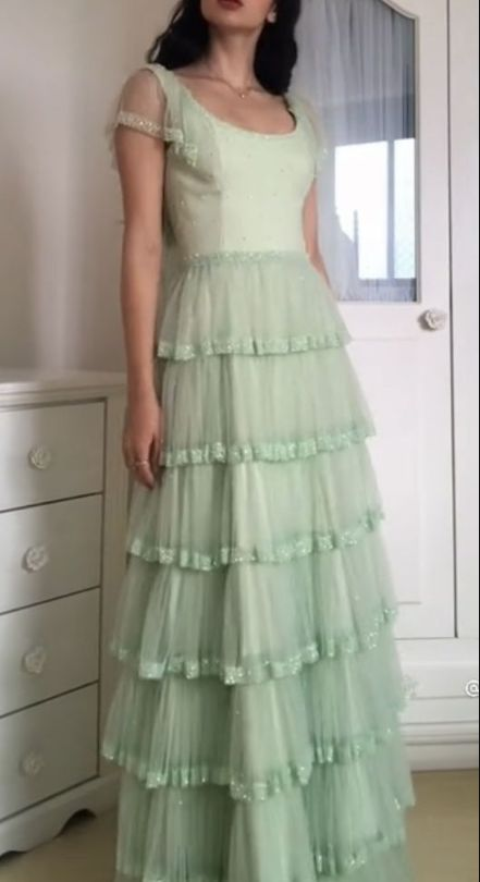 Robe de bal trapèze verte en tulle à volants J3944