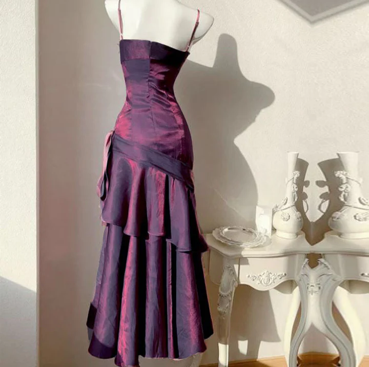 Robe longue violette à bretelles spaghetti et volants à volants J8535