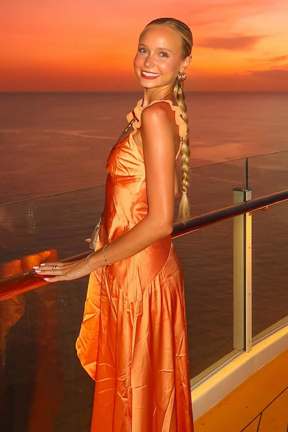 Robe de bal longue orange en satin à volants et col en V, coupe trapèze, J8784