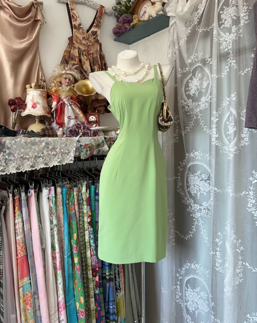 Robe fourreau verte courte en mousseline de soie J8407