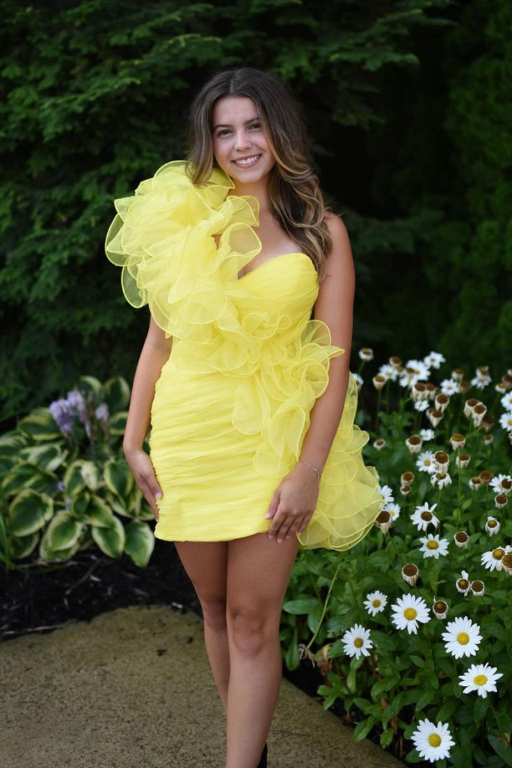 Robe de soirée courte moulante à volants et à une épaule J7006
