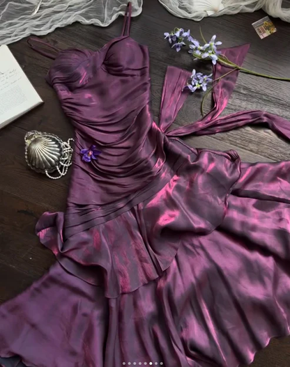 Robe longue violette à bretelles spaghetti et volants à volants J8535