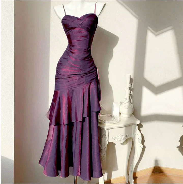 Robe longue violette à bretelles spaghetti et volants à volants J8535