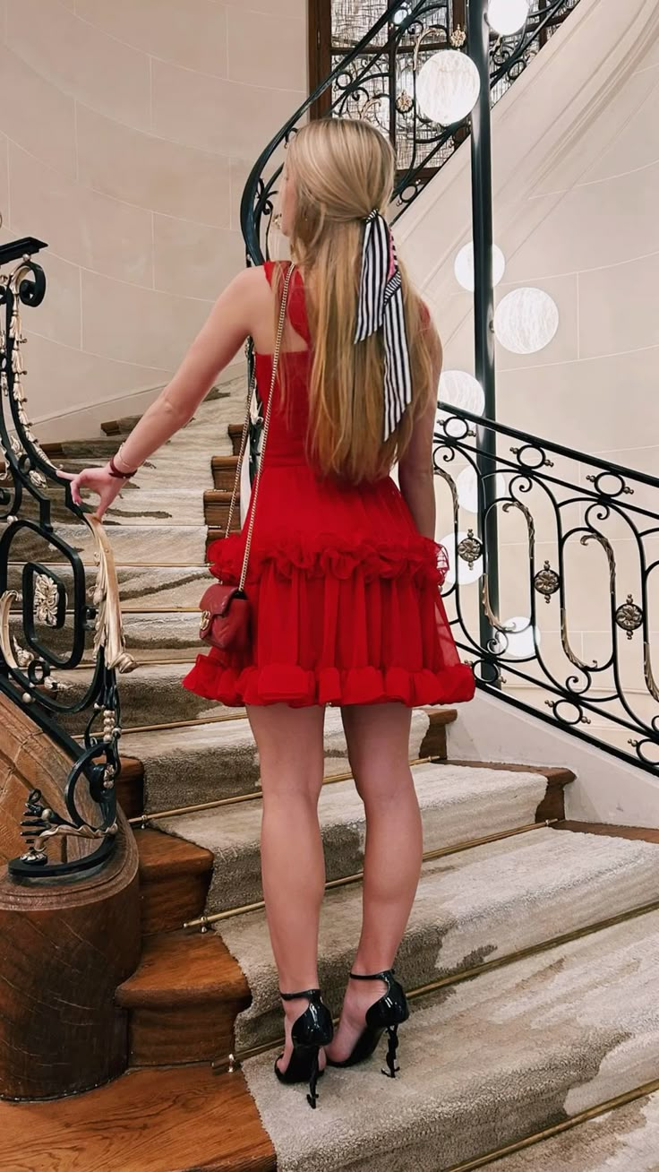 Robe de soirée rouge à bretelles spaghetti et coupe trapèze J7395
