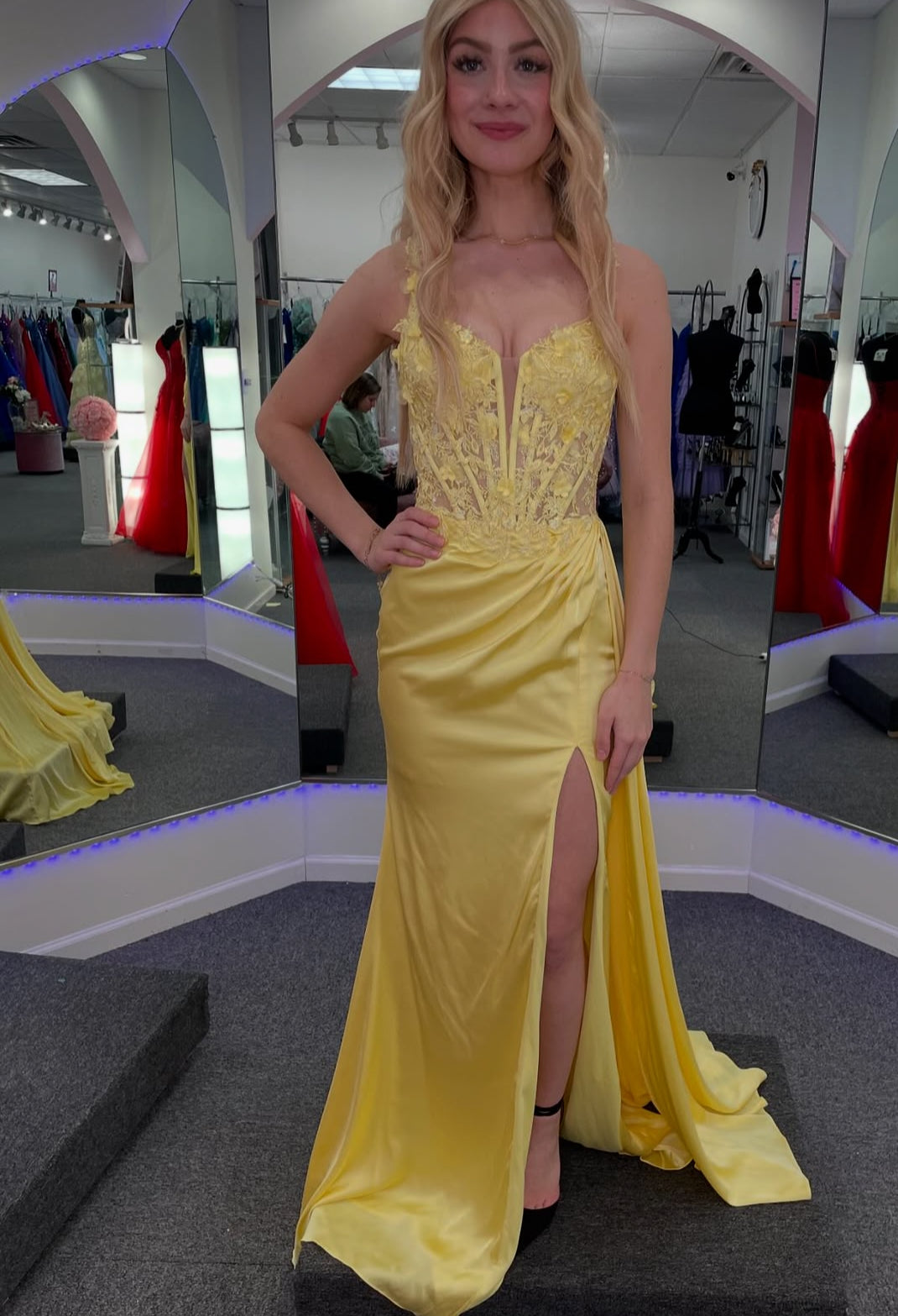 Gelbes langes Meerjungfrau-Abschlussballkleid mit Schlitzapplikation J7910