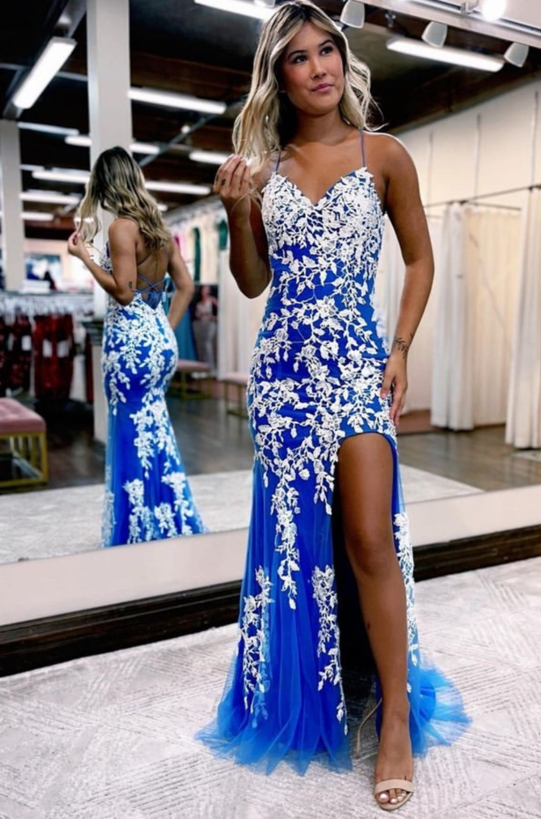Robe de bal longue sirène bleue à bretelles spaghetti et appliques J7907
