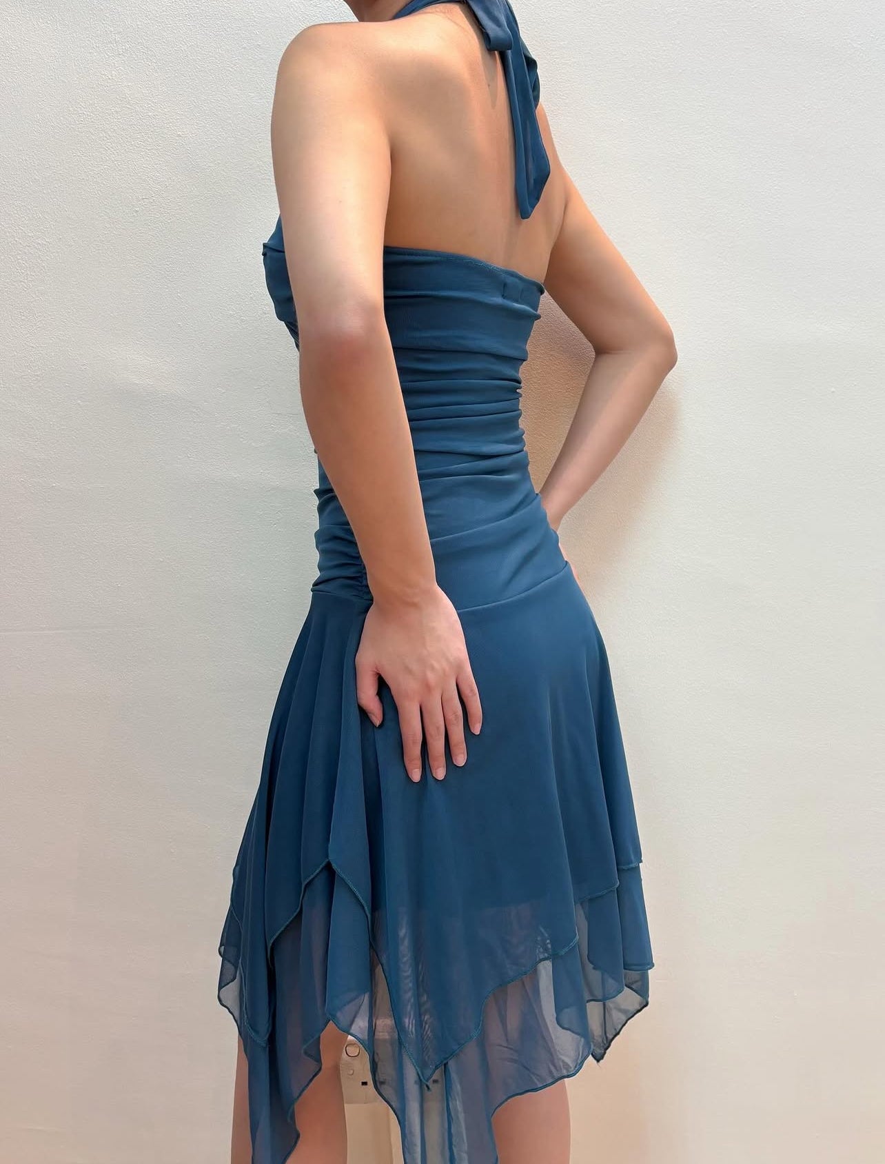 Robe de soirée courte à col licou et coupe trapèze style vintage J8567