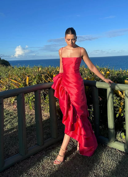 Robe de bal rouge à bretelles spaghetti et volants en satin pour invitée de mariage J7790