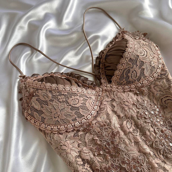 Robe d'anniversaire courte plissée en dentelle à bretelles spaghetti et coupe trapèze J8147