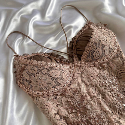 Robe d'anniversaire courte plissée en dentelle à bretelles spaghetti et coupe trapèze J8147
