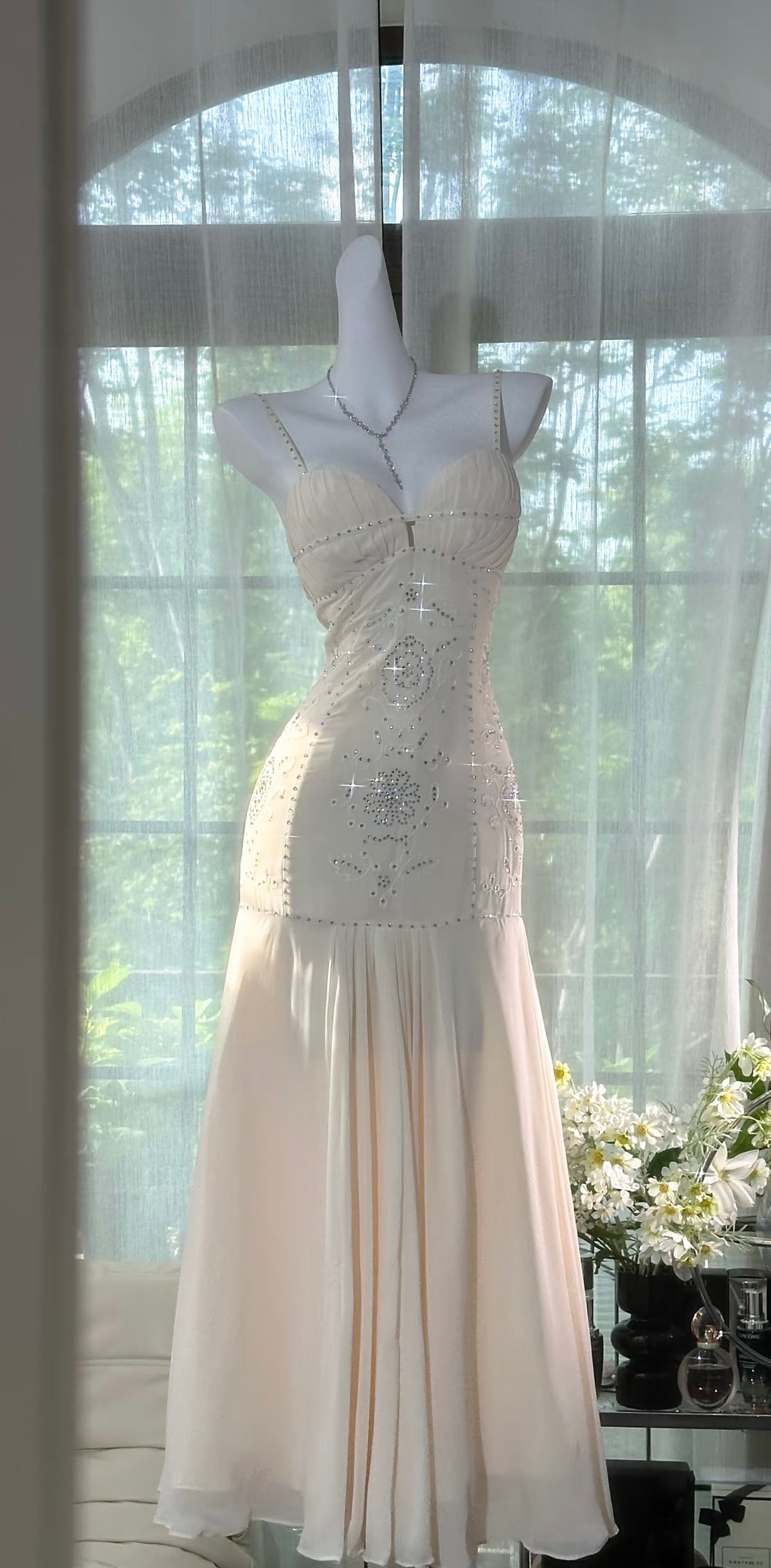 Spaghettiträger Beige Meerjungfrau Ballkleid Perlenbesetztes Abendkleid J7716