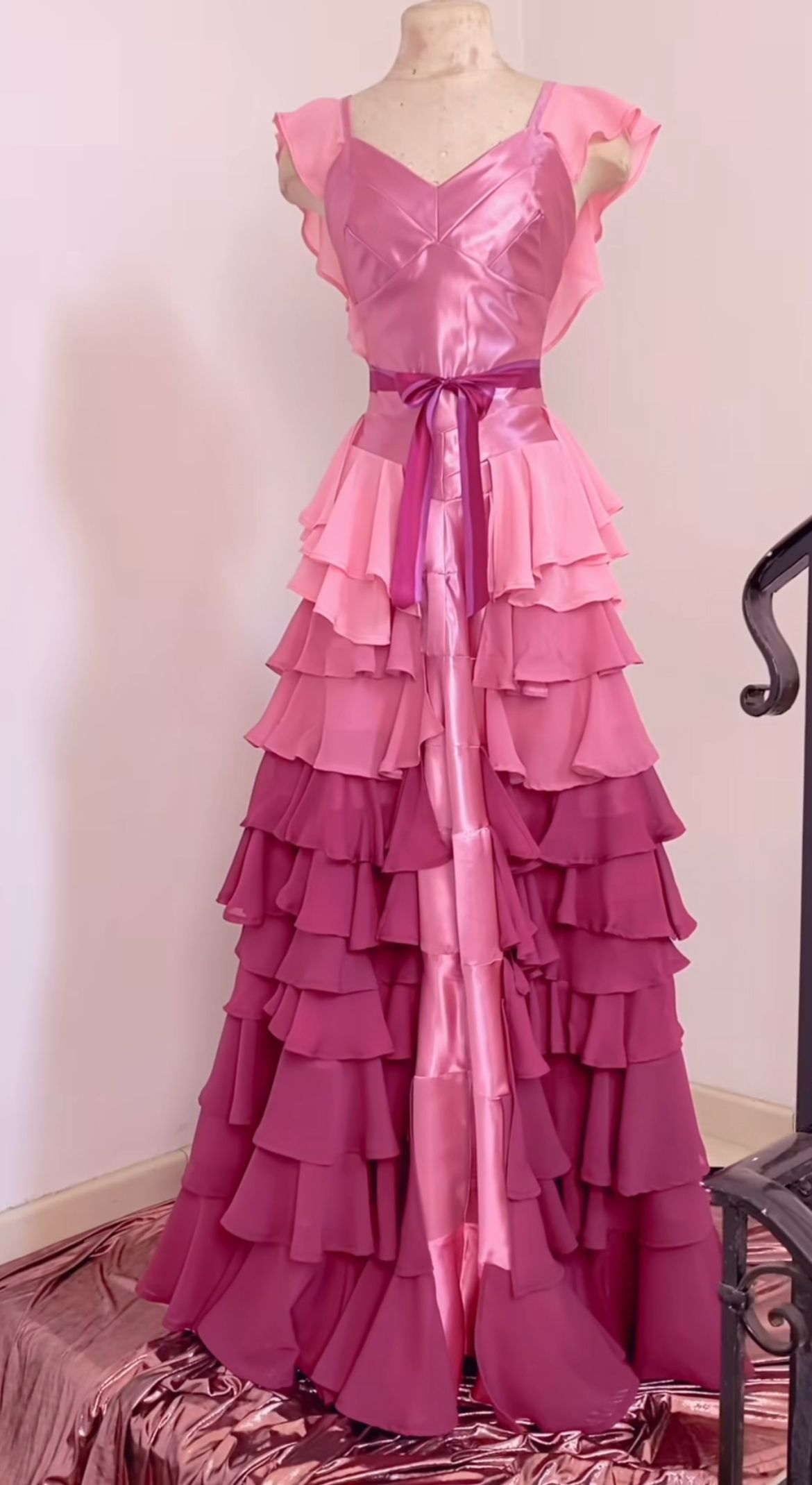 Robe de bal longue rose à volants et coupe trapèze, tenue de soirée formelle à plusieurs niveaux, J8290