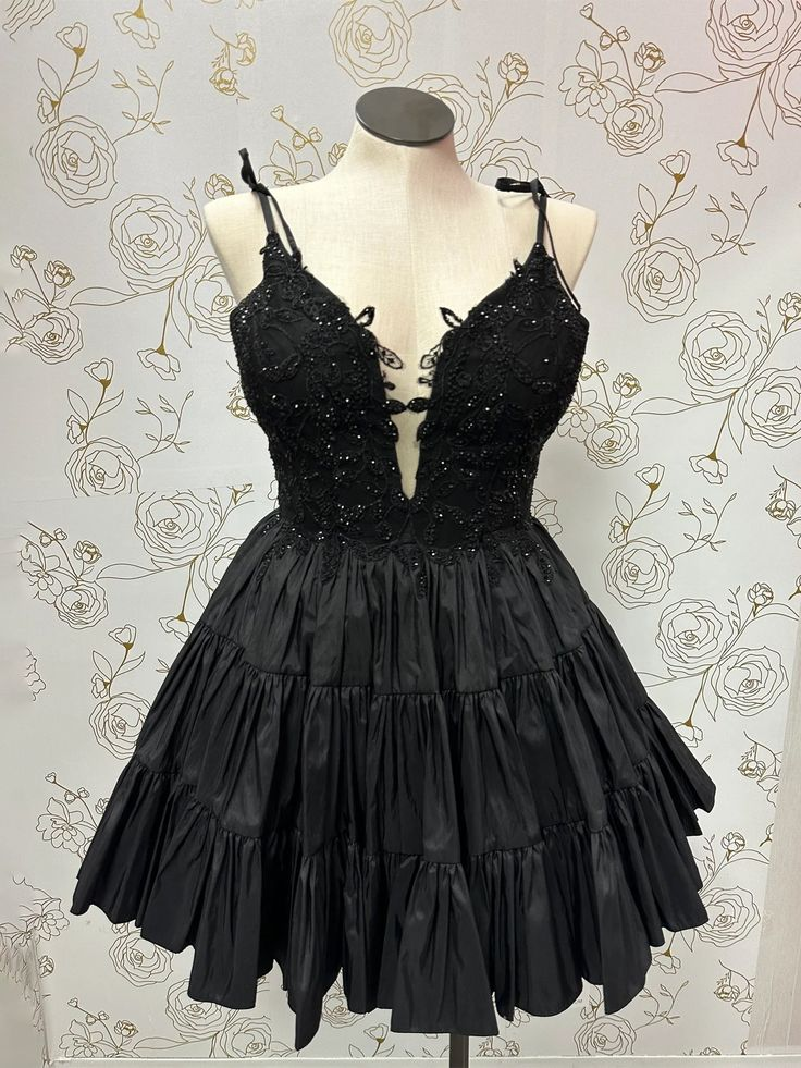 Schwarzes A-Linien-Heimkehrkleid aus Satin mit V-Ausschnitt und Rüschen und Applikationen J7554