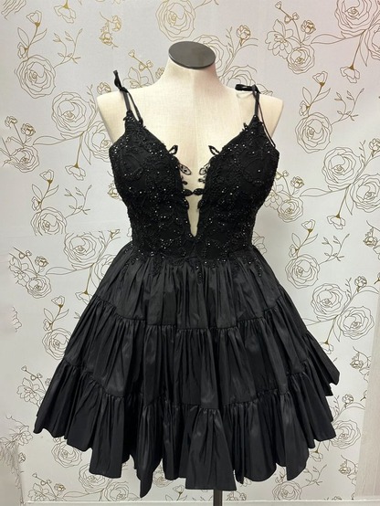 Schwarzes A-Linien-Heimkehrkleid aus Satin mit V-Ausschnitt und Rüschen und Applikationen J7554