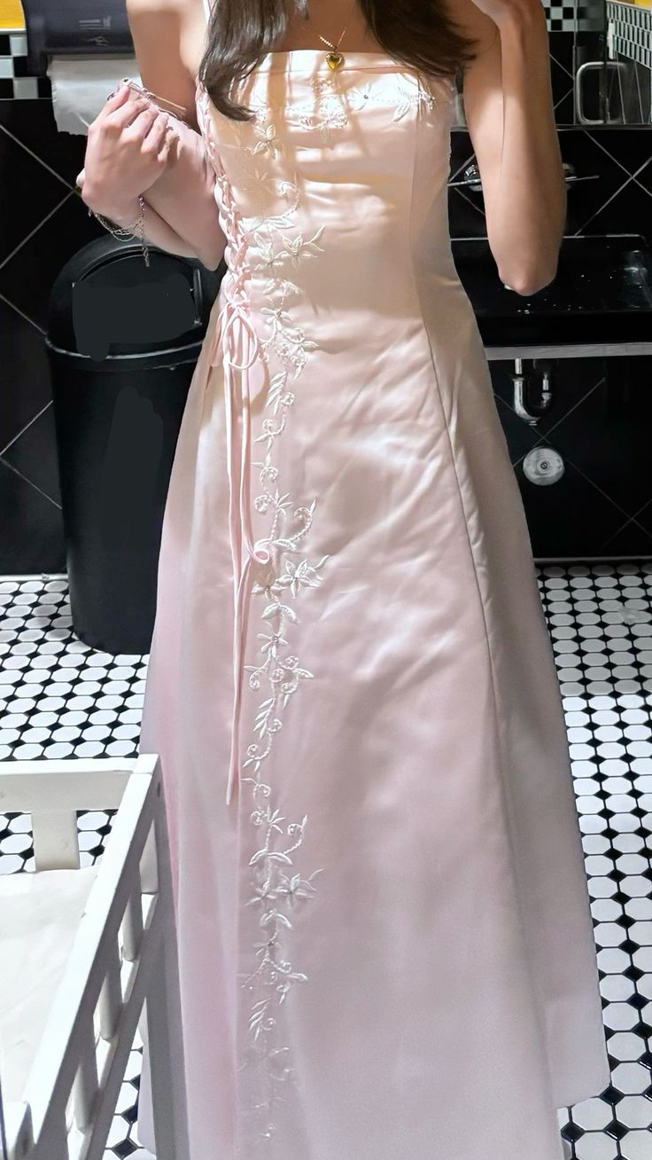 Robe de soirée longue bustier en satin rose, coupe trapèze, J8142