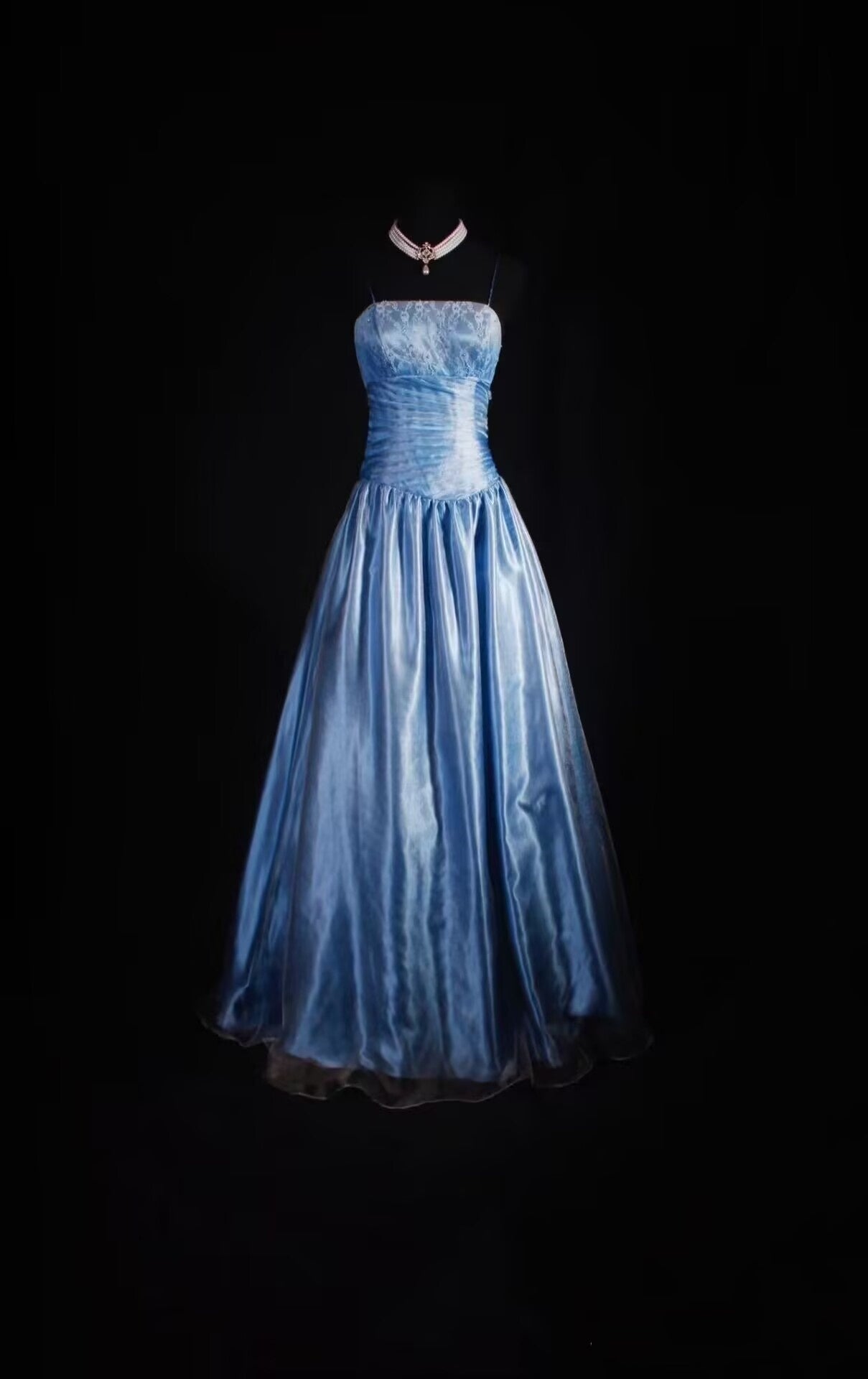 Robe de soirée longue bleue à bretelles spaghetti et coupe trapèze en dentelle J8049