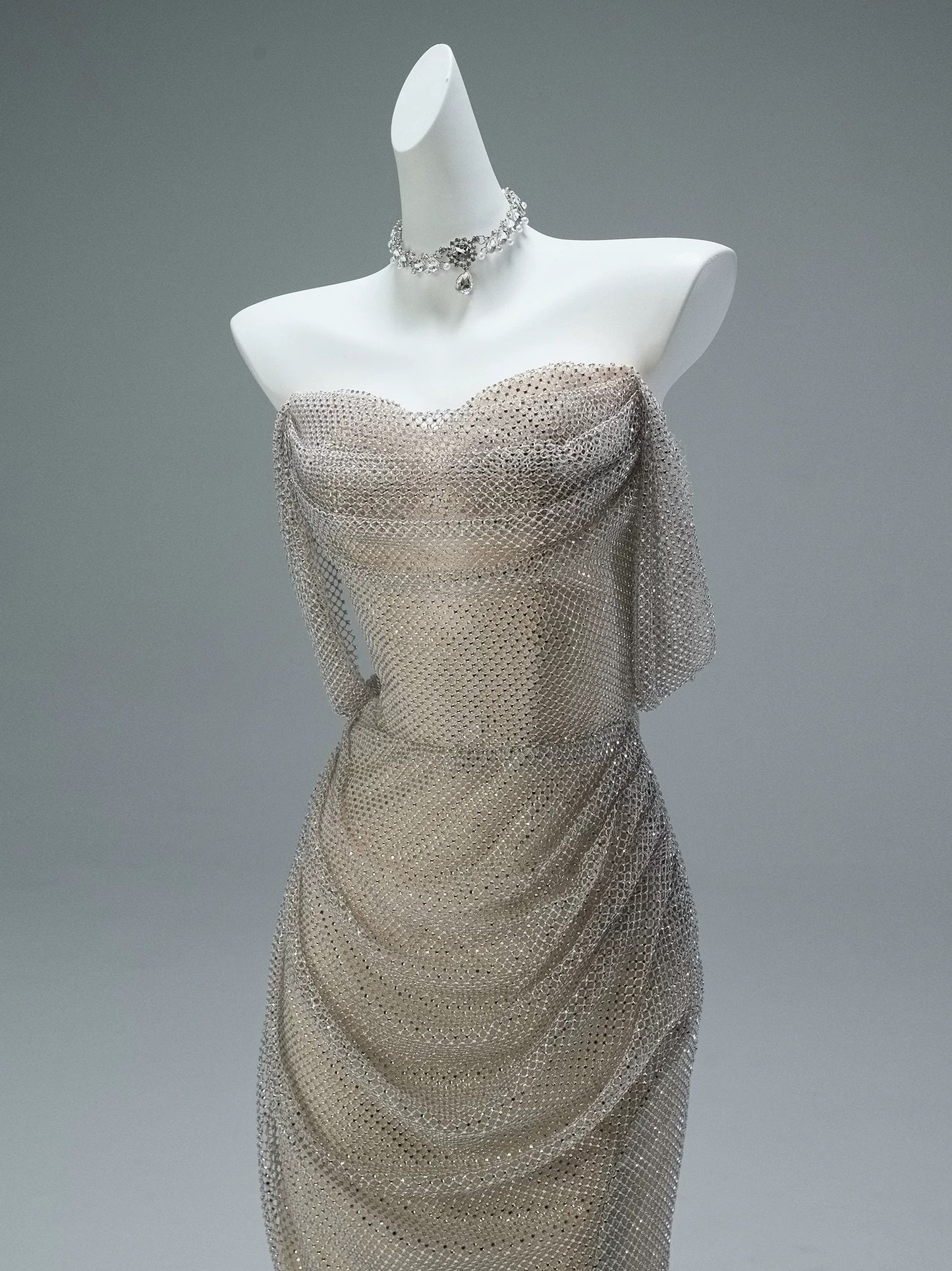 Schulterfreies Meerjungfrau-Ballkleid mit Schlitz J8432