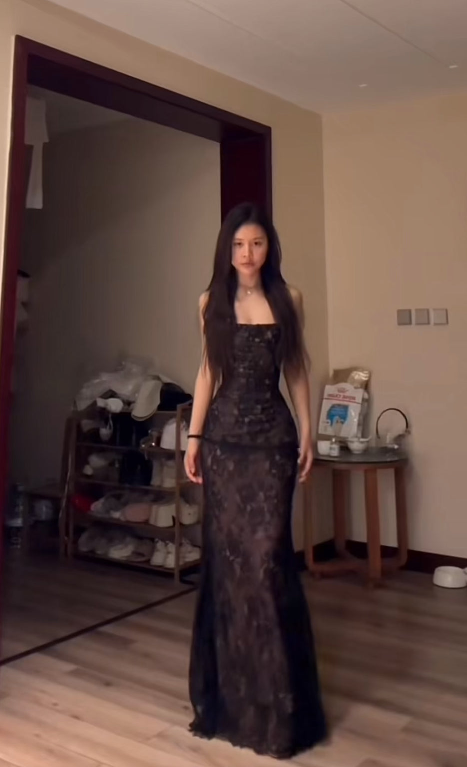 Robe longue de bal en dentelle noire à bretelles spaghetti J5773 