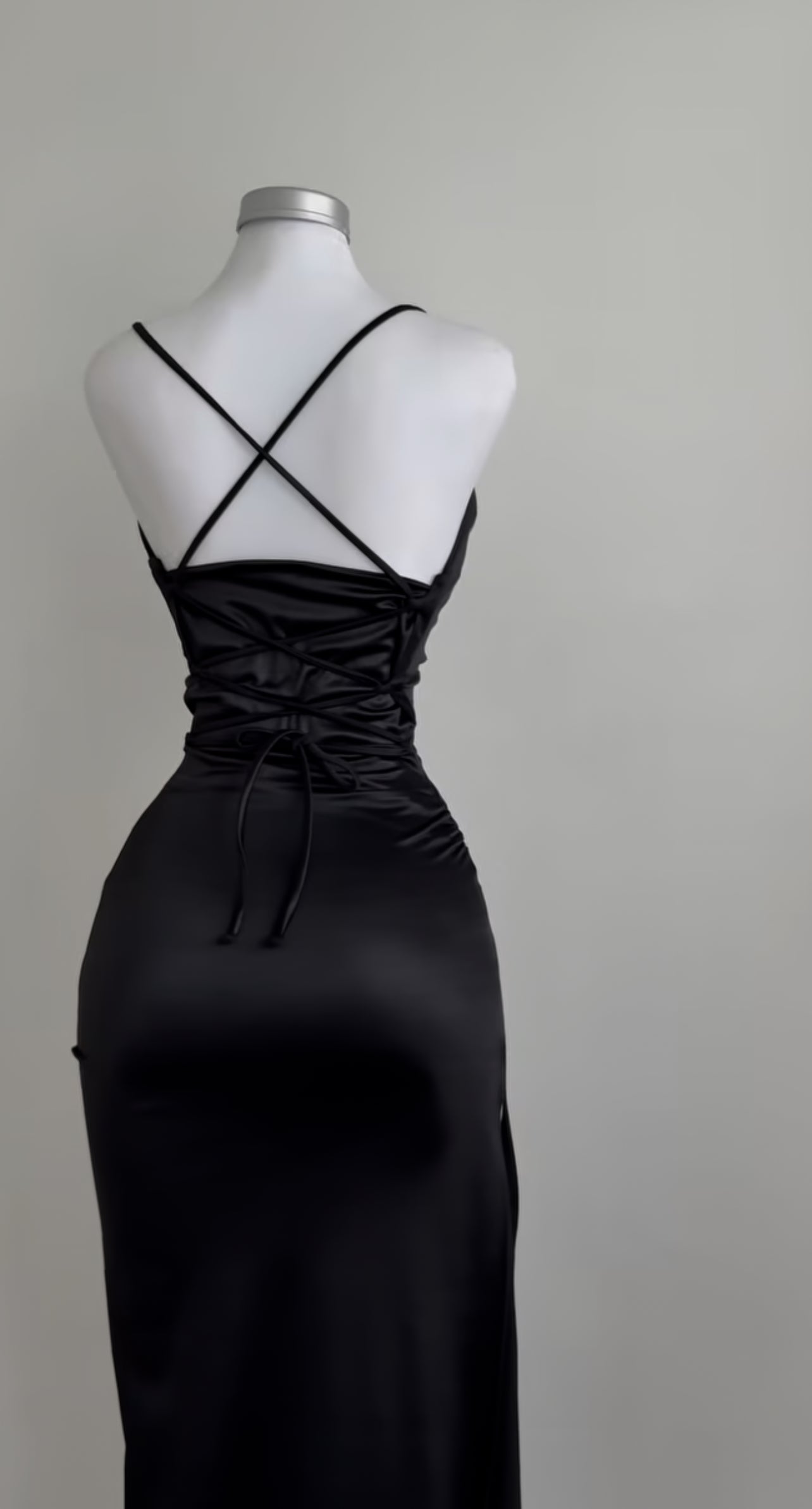 Robe de soirée longue en satin noir à bretelles spaghetti J8594