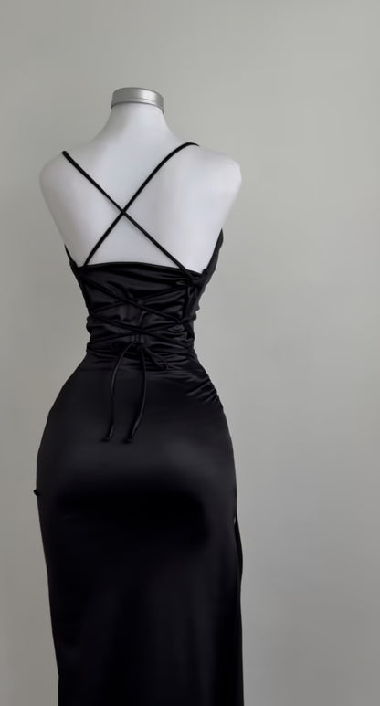 Robe de soirée longue en satin noir à bretelles spaghetti J8594