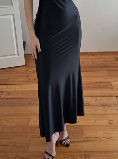 Robe de soirée élégante en satin noir à col licou et sirène J7845